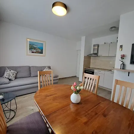 Sirius Apartment *